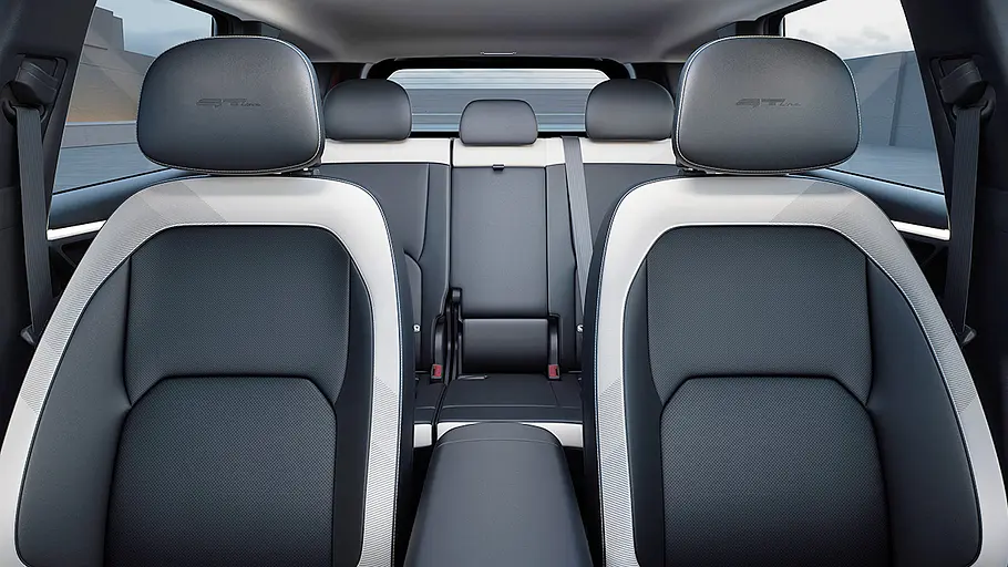 Der Innenraum des Kia EV5 (2025), vom Armaturenbrett aus nach hinten fotografiert.