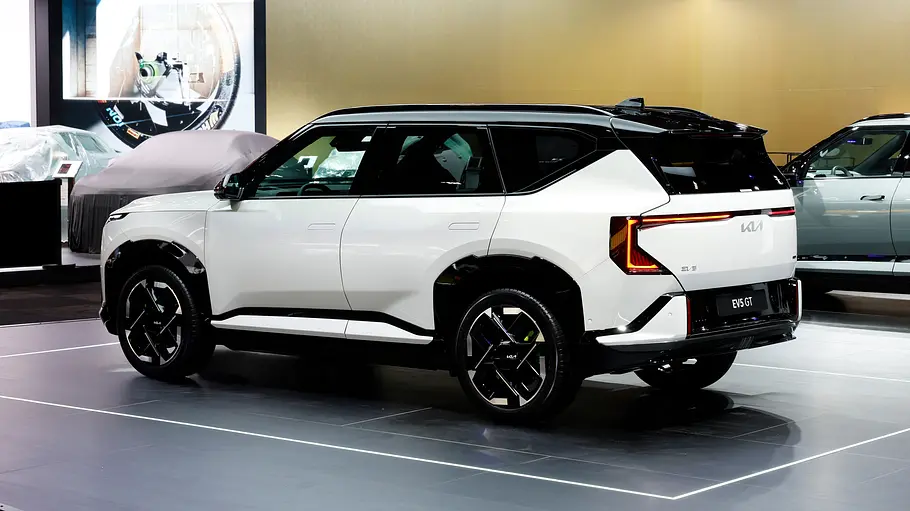 Der Kia EV5 GT steht auf einer Messe, von hinten links fotografiert.
