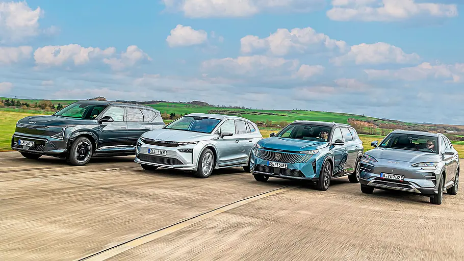 Blick von schräg vorne auf die vier fahrenden Elektro-SUV Kia EV5, Skoda Enyaq, Peugeot E-5008 und BYD Seal U.