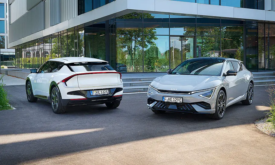 Kia EV6 Facelift (2024) Das Kia EV6 Facelift (2024) – als Basismodell (links; weiß) und in der GT-line (links, grau) in Heck- und Frontansicht.