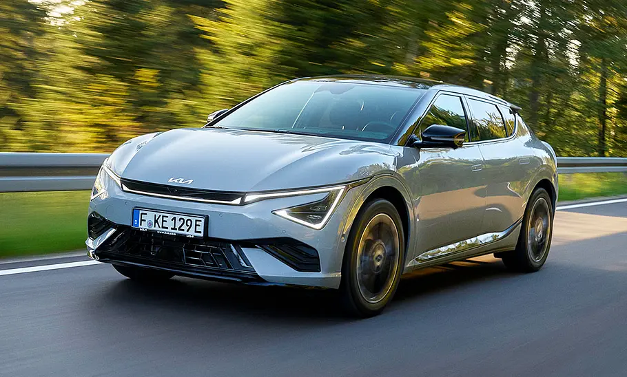 Kia EV6 Facelift (2024) Das Kia EV6 Facelift (2024) als GT-line, fahrend auf der Landstraße, von schräg vorne fotografiert.