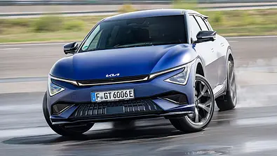 Das Kia EV6 GT Facelift (2025) driftend um eine Kurve, fotografiert von vorne. - Foto: Kia