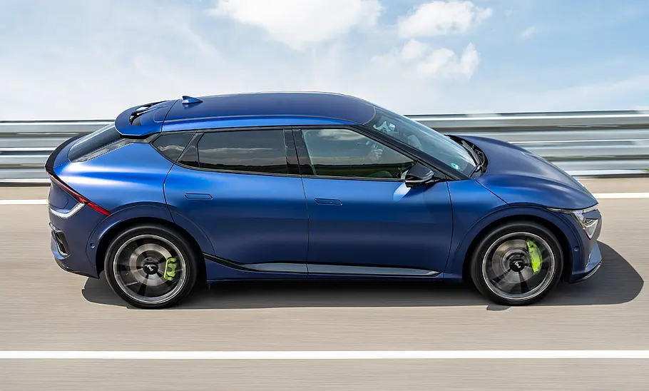Das Kia EV6 GT Facelift (2025) fahrend, fotografiert von der rechten Seite.