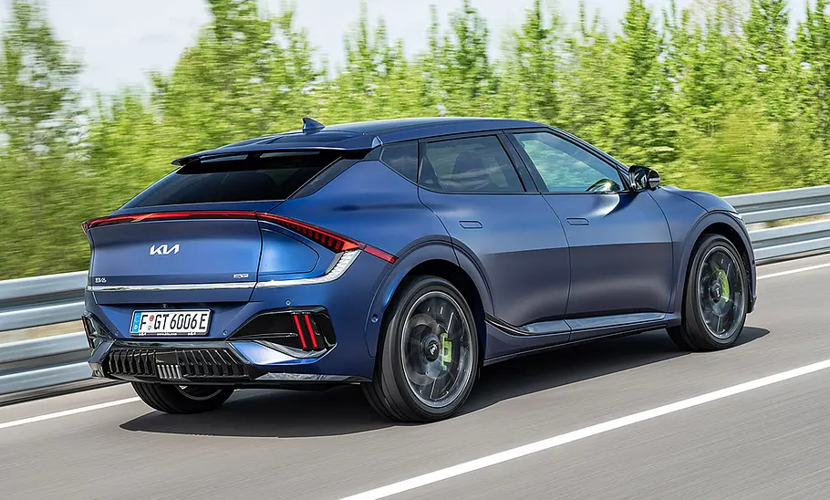 Das Kia EV6 GT Facelift (2025) fahrend von schräg hinten rechts fotografiert.