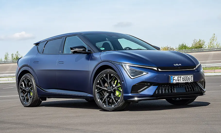 Das Kia EV6 GT Facelift (2025) statisch von schräg vorne rechts fotografiert.