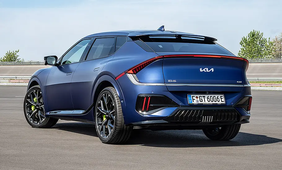 Das Kia EV6 GT Facelift (2025) statisch von schräg hinten links fotografiert.
