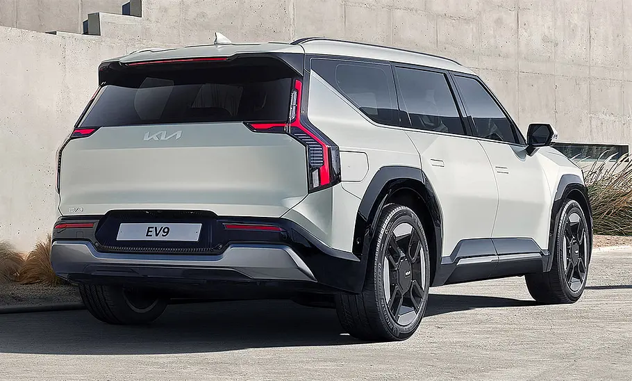 Der Kia EV9 (2023) statisch von schräg hinten.