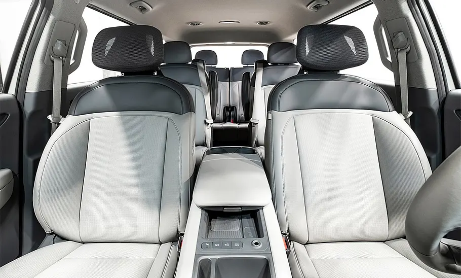 Die Vordersitze des Kia EV9 (2023).