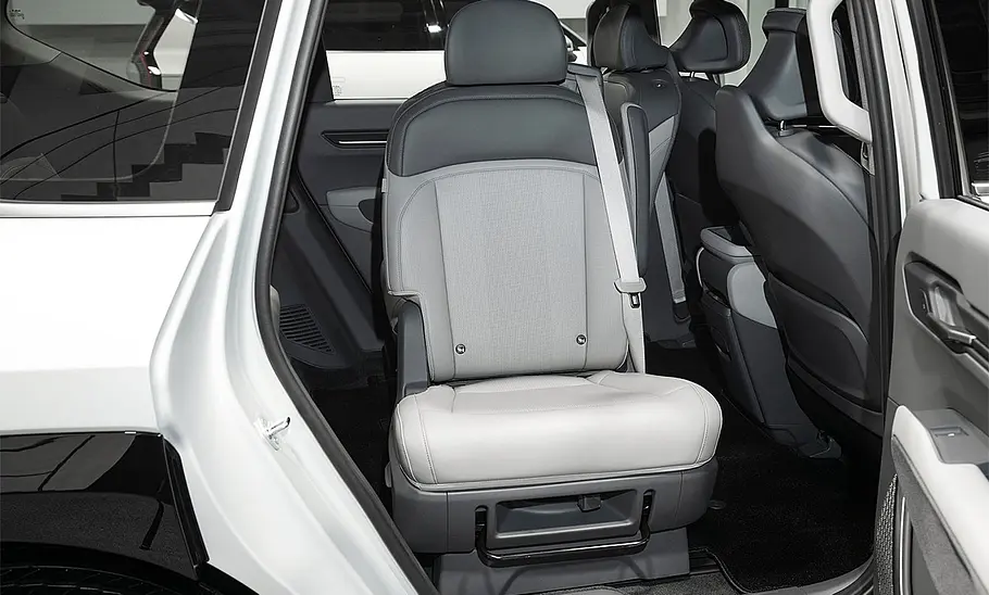 Der drehbare Rücksitz des Kia EV9 (2023) zur Tür ausgerichtet.