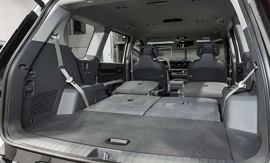 Der Kofferraum des Kia EV9 (2023) mit umgelegten Rücksitzen.