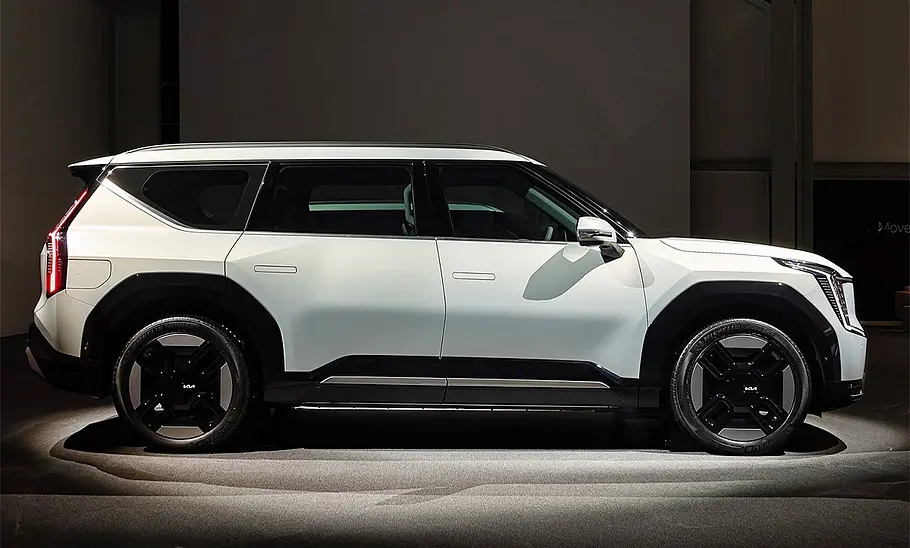 Der Kia EV9 (2023) statisch von der Seite.