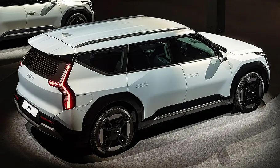 Der Kia EV9 (2023) statisch von schräg hinten.