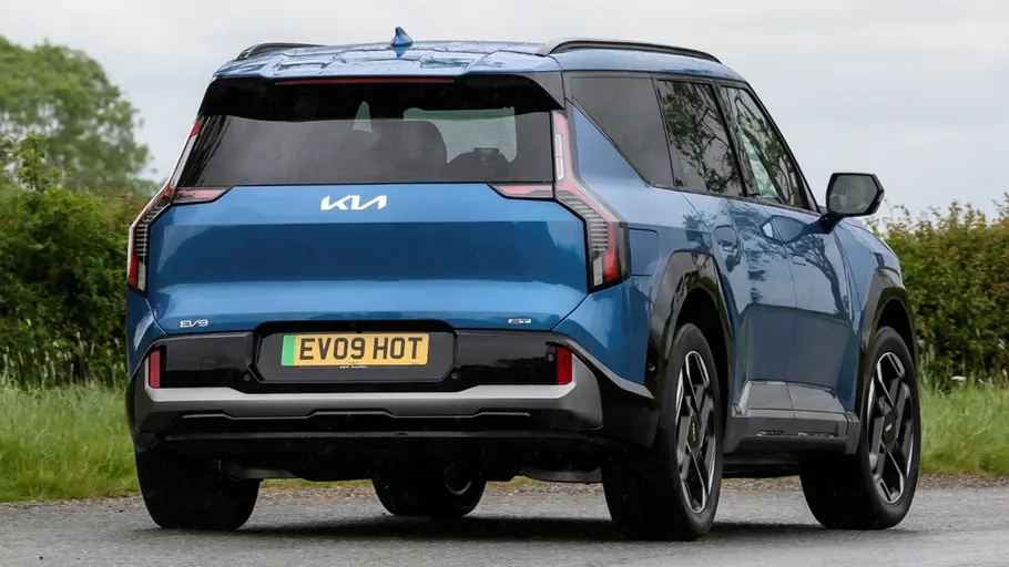 Kia EV9 GT Kia EV9 GT fährt auf einer Landstraße, Ansicht von hinten.