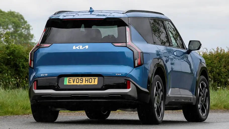 Kia EV9 GT Kia EV9 GT fährt auf einer Landstraße, Ansicht von hinten.