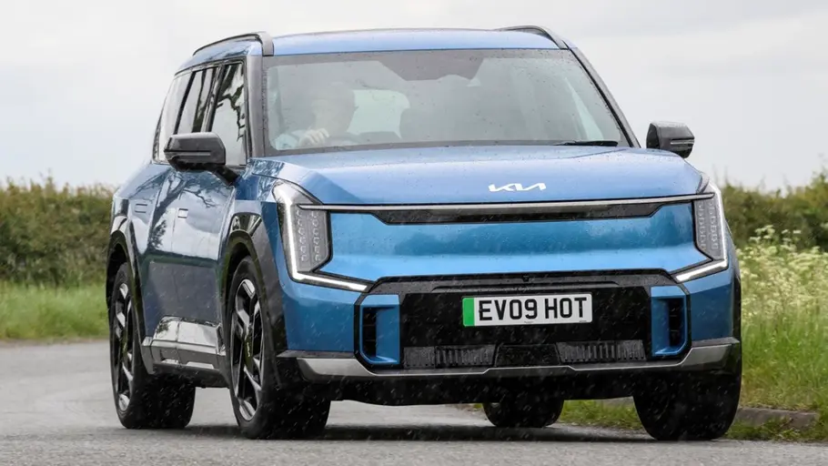 Kia EV9 GT Kia EV9 GT fährt auf einer Landstraße, Ansicht von vorne.
