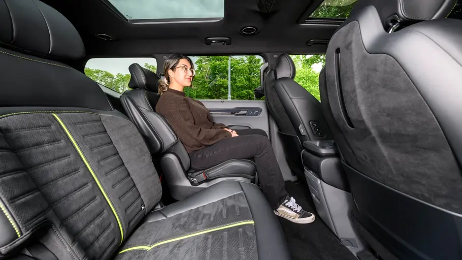 Kia EV9 GT Rücksitze im Kia EV9 GT, auf dem linken Platz sitzt eine Person.