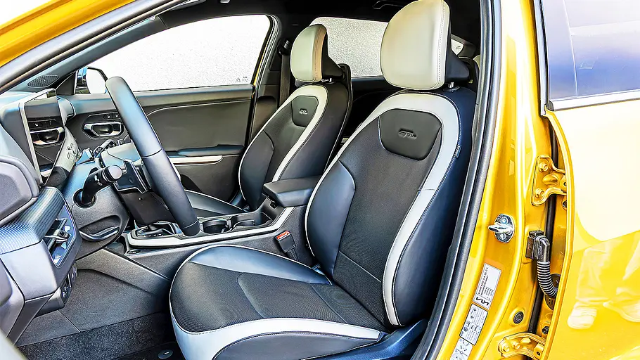 Blick auf die Vordersitze im Innenraum des Kia K4.