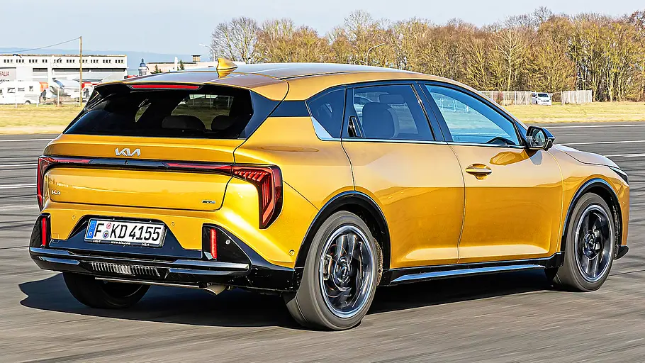 Kia K4 Blick von schräg hinten auf den fahrenden Kia K4.