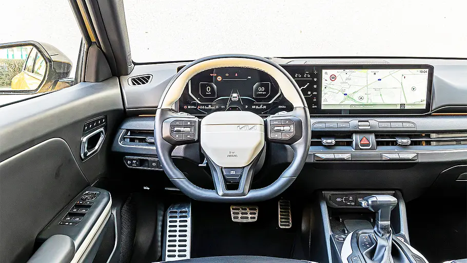 Kia K4 Blick auf die Armaturenlandschaft im Cockpit des Kia K4.