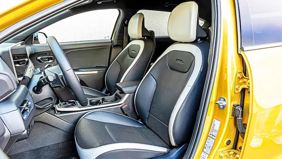 Kia K4 Blick auf die Vordersitze im Innenraum des Kia K4.