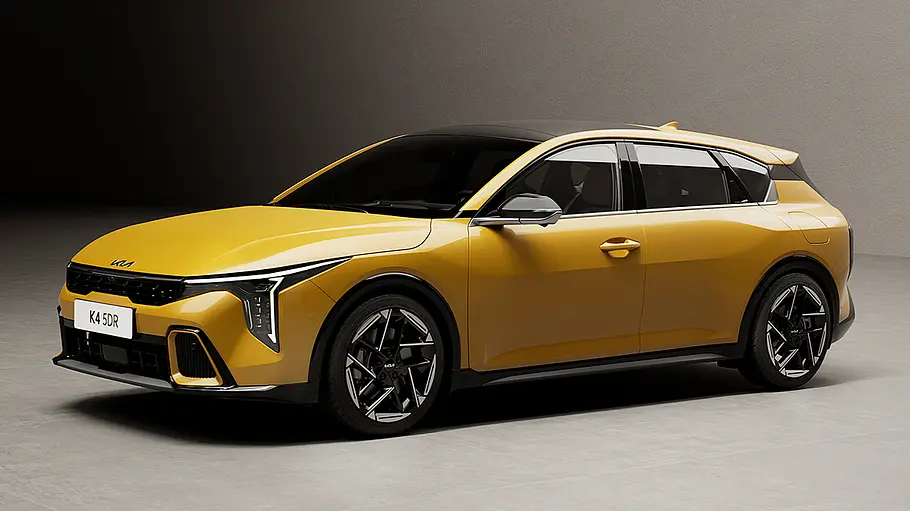 Der Kia K4 (2026) als Hatchback von schräg vorne fotografiert.