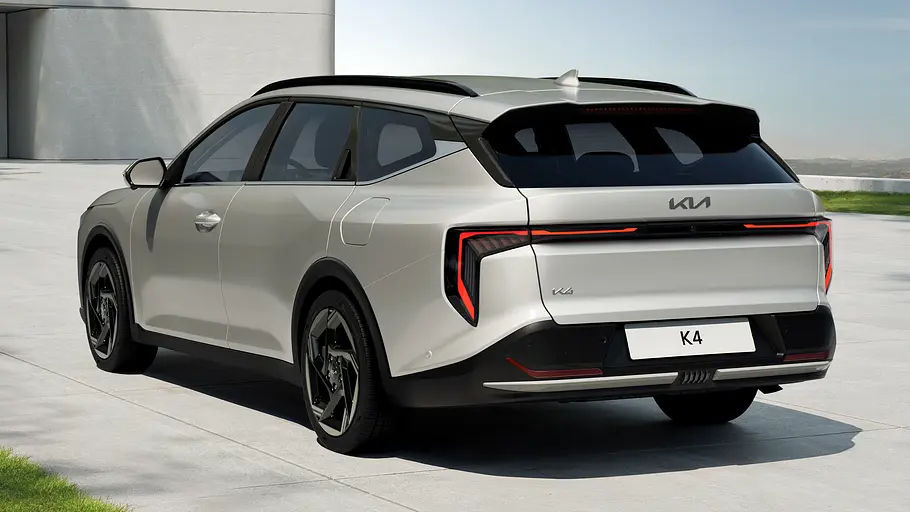Der Kia K4 Sportswagon, von hinten links fotografiert.