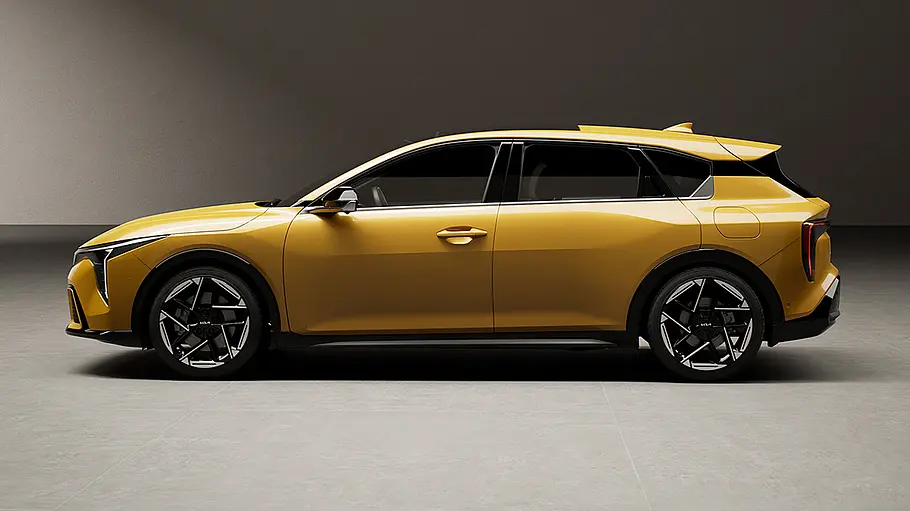 Der Kia K4 (2026) als Hatchback von der Seite fotografiert.