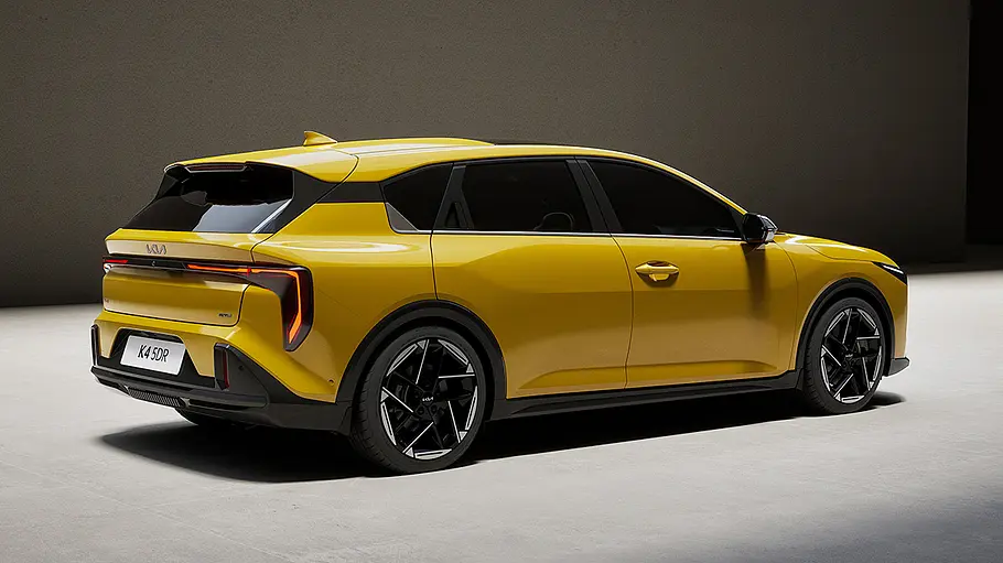 Der Kia K4 (2026) als Hatchback von schräg hinten fotografiert.