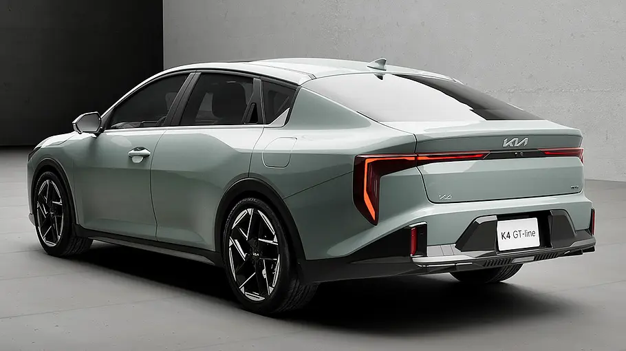 Der Kia K4 Fastback (2026) von hinten links fotografiert.
