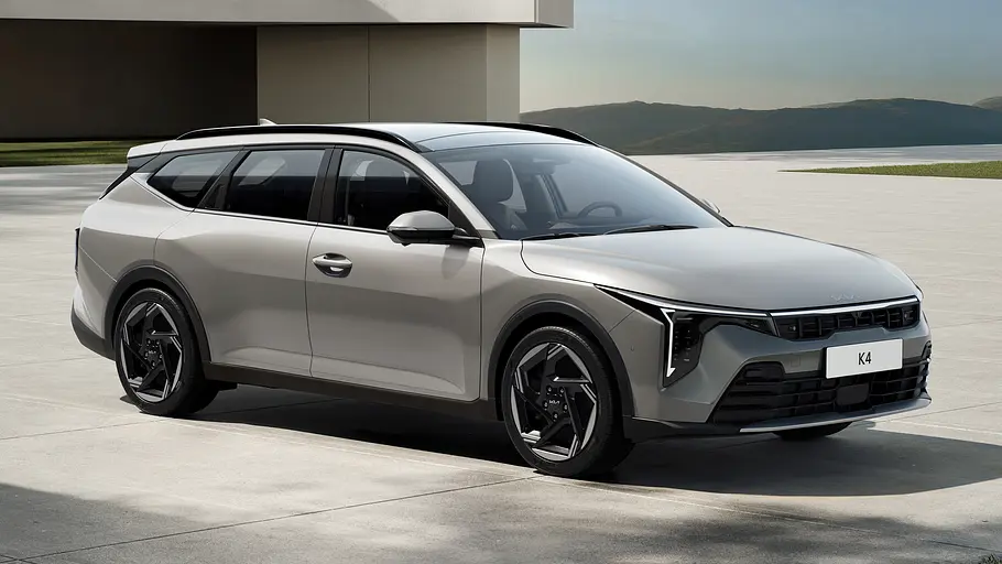 Der Kia K4 Sportswagon, von vorne rechts fotografiert.