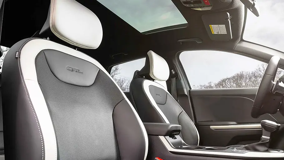 Die vorderen Sitze des Kia K4.