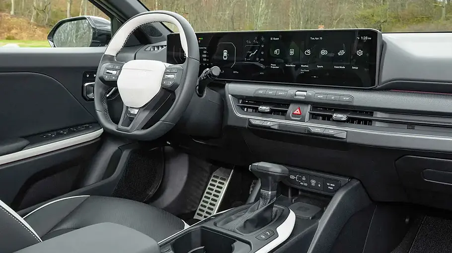 Das Cockpit des Kia K4.