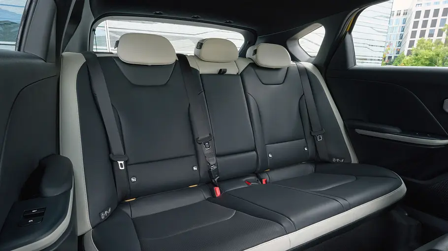 Die Rücksitzbank des Kia K4 Hatchback.
