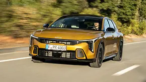 Der Kia K4 Hatchback fahrend von schräg vorne fotografiert. - Foto: Kia