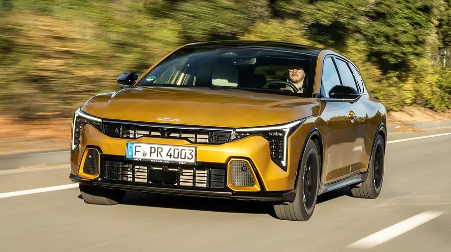 Der Kia K4 Hatchback fahrend von schräg vorne fotografiert.