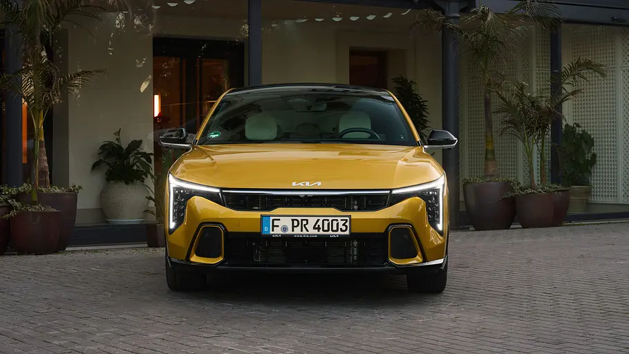Der Kia K4 Hatchback stehend von vorne fotografiert.