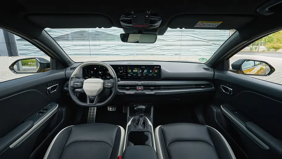 Das Cockpit des Kia K4 Hatchback.