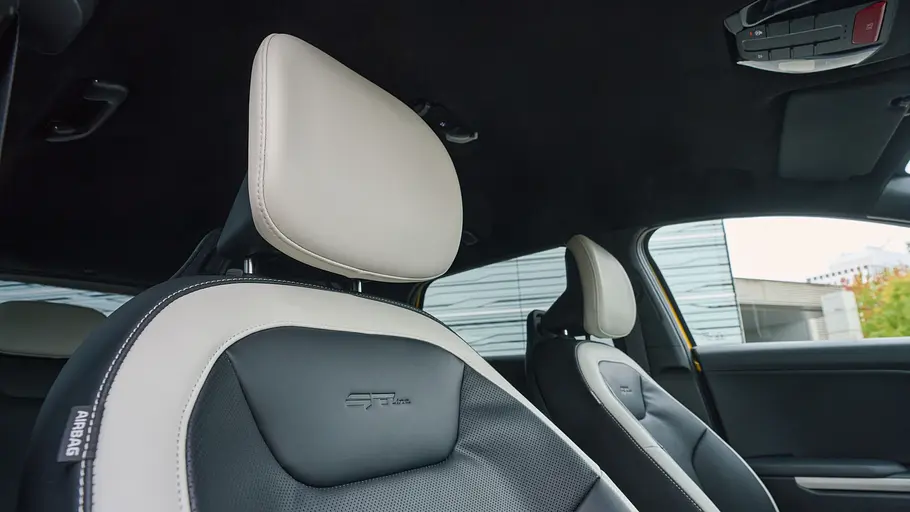 Die Vordersitze des Kia K4 Hatchback.