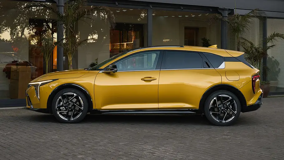 Der Kia K4 Hatchback stehend von der Seite fotografiert.