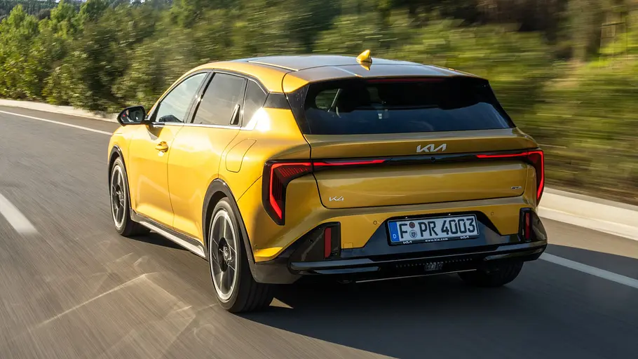 Der Kia K4 Hatchback fahrend von schräg hinten fotografiert.