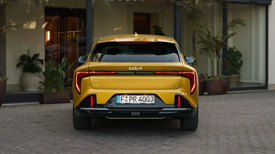 Der Kia K4 Hatchback stehend von hinten fotografiert.
