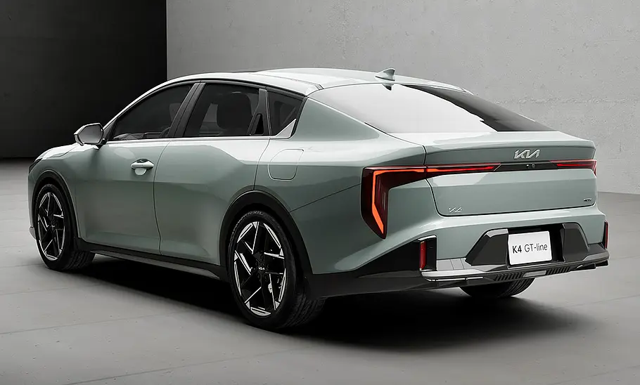 Die Kia K4 Limousine stehend von schräg hinten fotografiert.