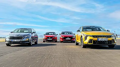 Blick von vorne auf die vier fahrenden Kompakten Skoda Octavia, Seat Leon, Mazda3 und Kia K4. - Foto: Frank Ratering
