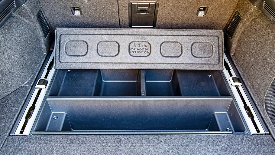 Staufächer im doppelten Ladeboden im Kofferraum des Kia K4 Sportswagon im Detail.