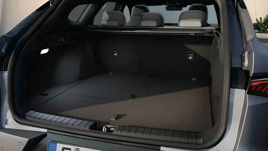 Kia K4 Sportswagon Firmenwagen Der Kofferraum des Kia K4 Sportswagon durch die geöffnete Heckklappe fotografiert.