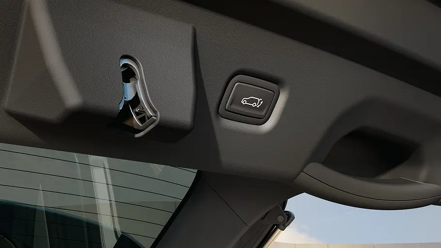 Kia K4 Sportswagon Firmenwagen Die Taste für die elektrische Heckklappenbetätigung auf der Innenseite der Heckklappe des Kia K4 Sportswagon im Detail.