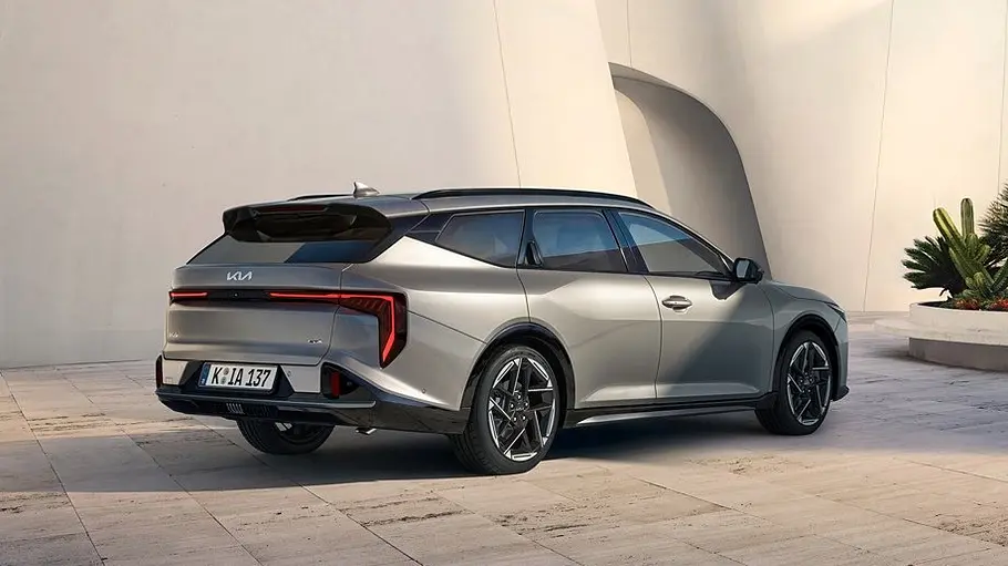 Kia K4 Sportswagon Firmenwagen Der Kia K4 Sportswagon statisch von schräg hinten rechts.