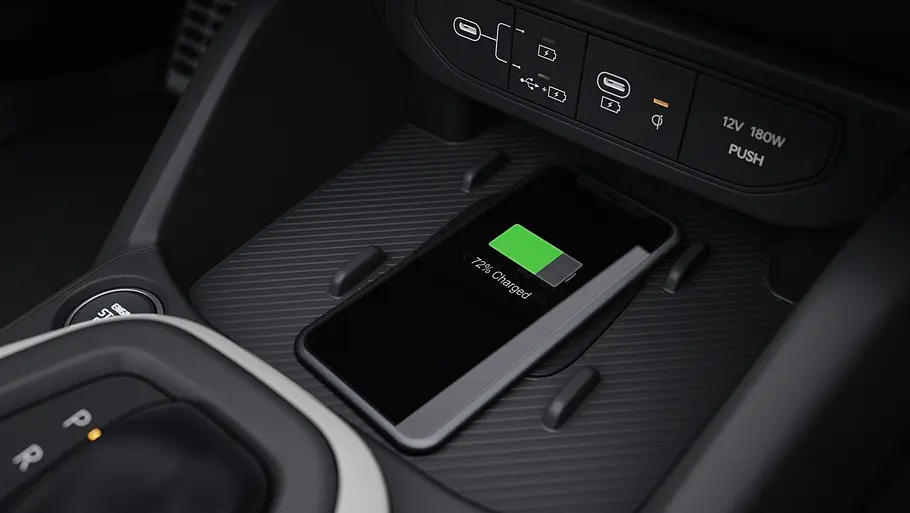 Kia K4 Sportswagon Firmenwagen Die induktive Smartphone-Ladeschale mit einem zu 72 Prozent geladenen Smartphone im Cockpit des Kia K4 Sportswagon im Detail.