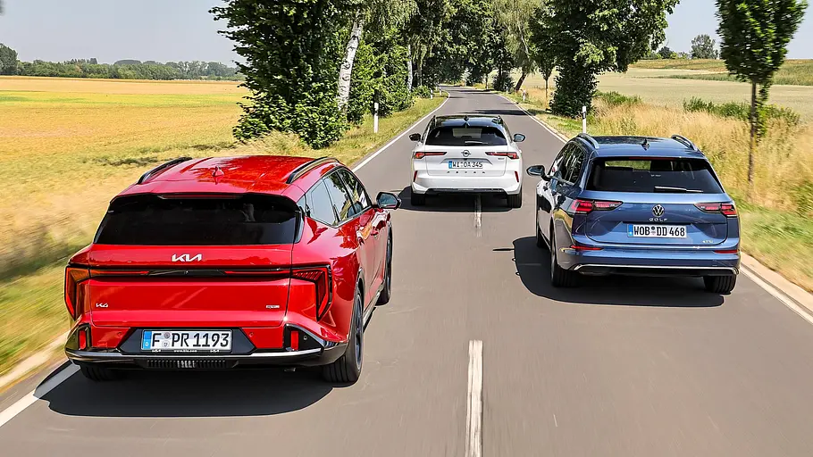 Kia K4 Sportswagon, Opel Astra Sports Tourer und VW Golf Variant auf einer Landstraße nebeneinander fahrend von hinten fotografiert.