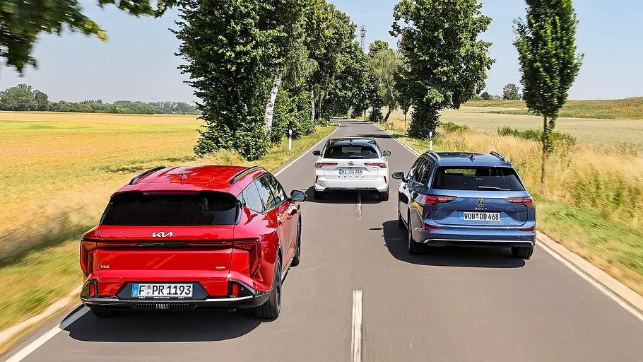 Kia K4 Sportswagon, Opel Astra Sports Tourer und VW Golf Variant auf einer Landstraße nebeneinander fahrend von hinten fotografiert.